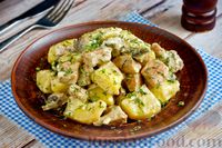 Фото приготовления рецепта: Тушёная картошка с мясом, грибами и сметаной - шаг №15