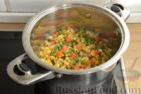 Фото приготовления рецепта: Рагу из замороженных овощей с картошкой и сосисками - шаг №4