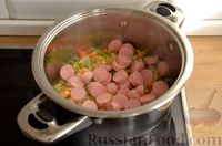 Фото приготовления рецепта: Рагу из замороженных овощей с картошкой и сосисками - шаг №5