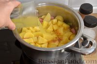 Фото приготовления рецепта: Рагу из замороженных овощей с картошкой и сосисками - шаг №7
