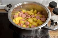 Фото приготовления рецепта: Рагу из замороженных овощей с картошкой и сосисками - шаг №8