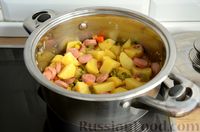 Фото приготовления рецепта: Рагу из замороженных овощей с картошкой и сосисками - шаг №9