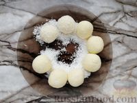 Фото приготовления рецепта: Пирог-торт "Баунти" с кокосовым заварным кремом и шоколадной глазурью - шаг №29