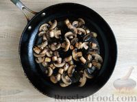 Фото приготовления рецепта: Картошка с грибами в сметане - шаг №7