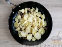 Фото приготовления рецепта: Картошка с грибами в сметане - шаг №8