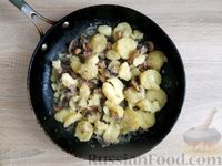 Фото приготовления рецепта: Картошка с грибами в сметане - шаг №9