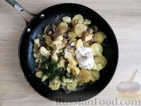 Фото приготовления рецепта: Картошка с грибами в сметане - шаг №10