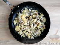 Фото приготовления рецепта: Картошка с грибами в сметане - шаг №11