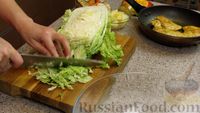 Фото приготовления рецепта: Салат с пекинской капустой, курицей и ананасом - шаг №4