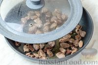 Фото приготовления рецепта: Булгур с куриными сердечками и грибами (на сковороде) - шаг №3