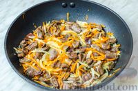 Фото приготовления рецепта: Булгур с куриными сердечками и грибами (на сковороде) - шаг №6