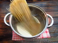 Фото приготовления рецепта: Спагетти с замороженными овощами в томатном соусе и сыром - шаг №5