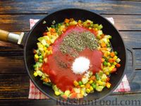 Фото приготовления рецепта: Спагетти с замороженными овощами в томатном соусе и сыром - шаг №6