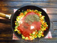 Фото приготовления рецепта: Спагетти с замороженными овощами в томатном соусе и сыром - шаг №7