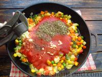 Фото приготовления рецепта: Спагетти с замороженными овощами в томатном соусе и сыром - шаг №8