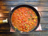 Фото приготовления рецепта: Спагетти с замороженными овощами в томатном соусе и сыром - шаг №9
