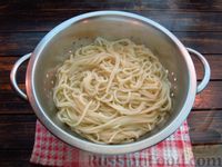 Фото приготовления рецепта: Спагетти с замороженными овощами в томатном соусе и сыром - шаг №11