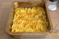 Фото приготовления рецепта: Картошка, запечённая с курицей и сыром в сливках - шаг №4