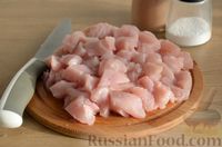 Фото приготовления рецепта: Картошка, запечённая с курицей и сыром в сливках - шаг №5