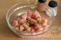 Фото приготовления рецепта: Картошка, запечённая с курицей и сыром в сливках - шаг №6