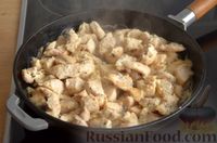 Фото приготовления рецепта: Картошка, запечённая с курицей и сыром в сливках - шаг №8