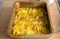 Фото приготовления рецепта: Картошка, запечённая с курицей и сыром в сливках - шаг №10