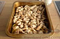 Фото приготовления рецепта: Картошка, запечённая с курицей и сыром в сливках - шаг №11