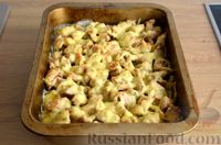 Фото приготовления рецепта: Картошка, запечённая с курицей и сыром в сливках - шаг №13