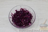 Фото приготовления рецепта: Салат из краснокочанной капусты с фетой и финиками - шаг №4