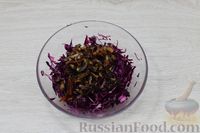 Фото приготовления рецепта: Салат из краснокочанной капусты с фетой и финиками - шаг №5
