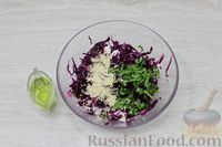Фото приготовления рецепта: Салат из краснокочанной капусты с фетой и финиками - шаг №7