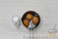 Фото приготовления рецепта: Слоёный салат с куриной печенью, помидорами и яйцами - шаг №2