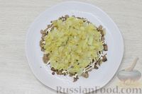 Фото приготовления рецепта: Слоёный салат с куриной печенью, помидорами и яйцами - шаг №9