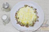 Фото приготовления рецепта: Слоёный салат с куриной печенью, помидорами и яйцами - шаг №11