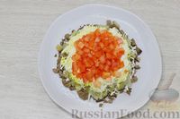 Фото приготовления рецепта: Слоёный салат с куриной печенью, помидорами и яйцами - шаг №12
