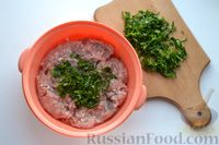 Фото приготовления рецепта: Куриные фрикадельки, запечённые с гречкой в томатно-сметанном соусе - шаг №6