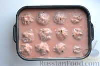 Фото приготовления рецепта: Куриные фрикадельки, запечённые с гречкой в томатно-сметанном соусе - шаг №10