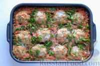 Фото приготовления рецепта: Куриные фрикадельки, запечённые с гречкой в томатно-сметанном соусе - шаг №13