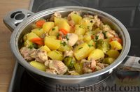 Фото приготовления рецепта: Жаркое из картошки и курицы, с брюссельской капустой - шаг №15