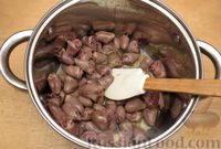 Фото приготовления рецепта: Рис с куриными сердечками и замороженными овощами - шаг №4