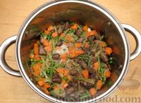 Фото приготовления рецепта: Рис с куриными сердечками и замороженными овощами - шаг №9