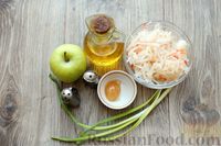 Фото приготовления рецепта: Салат из квашеной капусты с яблоком и зелёным луком - шаг №1