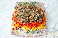 Фото приготовления рецепта: Рулет из скумбрии со сладким перцем, грибами и сыром (в рукаве) - шаг №16