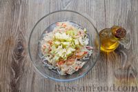 Фото приготовления рецепта: Салат из квашеной капусты с яблоком и зелёным луком - шаг №4
