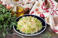 Фото приготовления рецепта: Салат из квашеной капусты с яблоком и зелёным луком - шаг №6