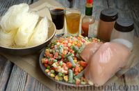 Фото приготовления рецепта: Фунчоза с курицей и замороженными овощами - шаг №1