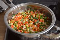 Фото приготовления рецепта: Фунчоза с курицей и замороженными овощами - шаг №5
