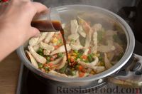 Фото приготовления рецепта: Фунчоза с курицей и замороженными овощами - шаг №6