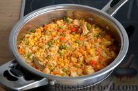 Фото приготовления рецепта: Рис с замороженными овощами и тилапией - шаг №8