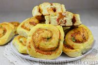 Фото к рецепту: Закусочные булочки-рулетики с томатной пастой, сыром и зеленью